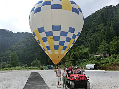 気球と水陸両用車